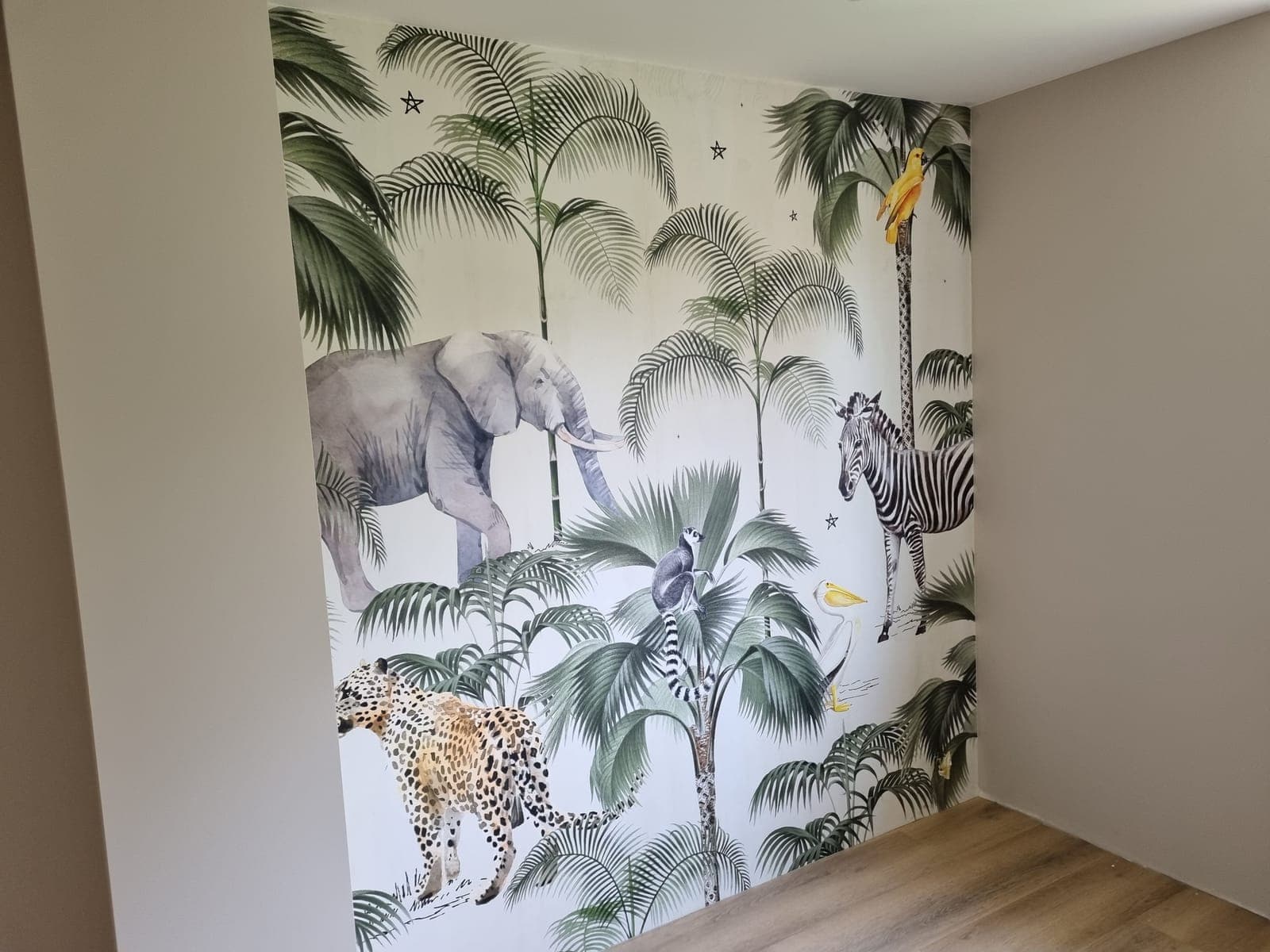 Kinderkamer met jungle-fotobehang en een egaal geverfde wand